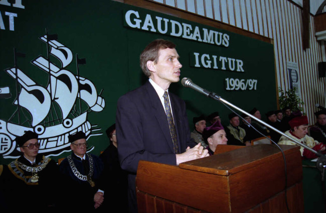 Inauguracja roku akademickiego 1996/1997. Przemawia Marcin Święcicki – prezydent miasta Warszawy