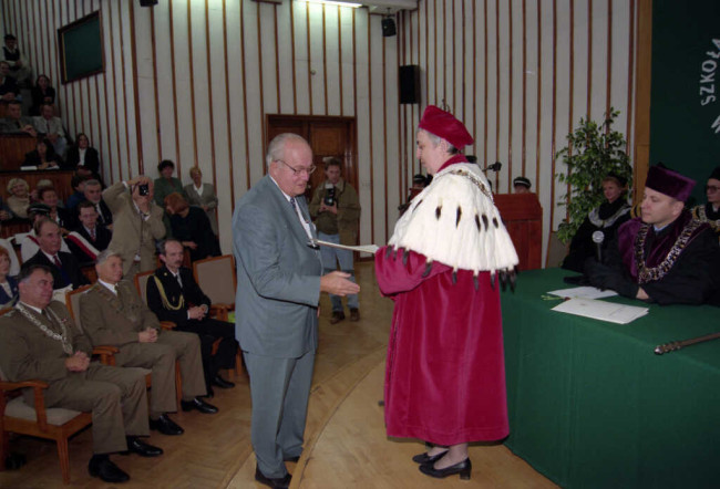 Inauguracja roku akademickiego 1997/1998  List gratulacyjny odbiera prof. Witold Bień