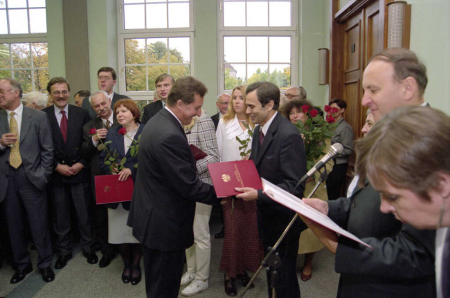 Inauguracja roku akademickiego 1998/1999. Spotkanie w Sali Senatu. Nagrodę odbiera prof. Bogusław Pietrzak