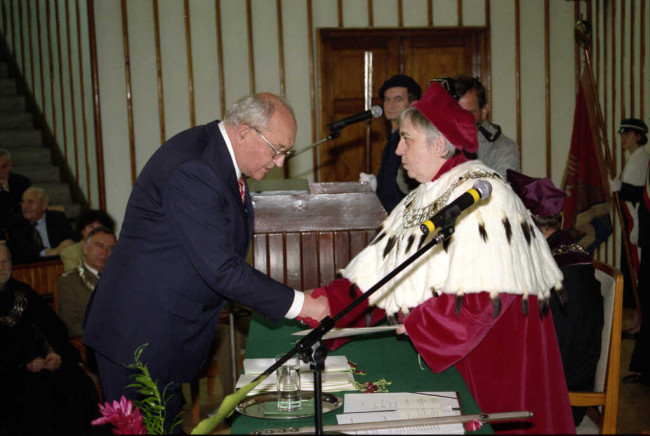 Inauguracja roku akademickiego 1998/1999. List gratulacyjny odbiera prof. Henryk Chołaj