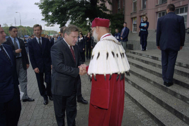 Inauguracja roku akademickiego 1999/2000. Rektor prof. Marek Rocki wita Aleksandra Kwaśniewskiego – Prezydenta Rzeczpospolitej Polskiej