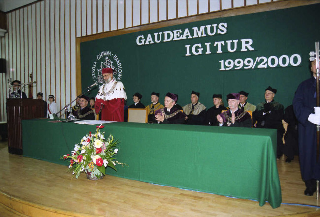 Inauguracja roku akademickiego 1999/2000. Przemawia rektor prof. Marek Rocki