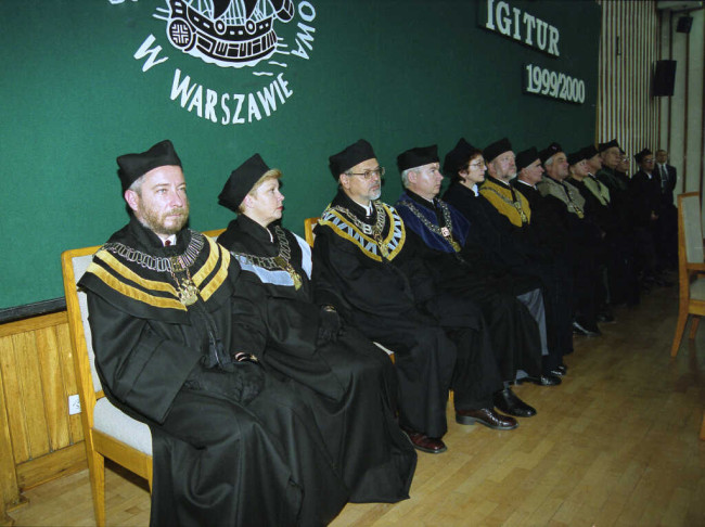 Inauguracja roku akademickiego 1999/2000. Profesorowie: Krzysztof Marecki – dziekan Studium Magisterskiego, Marta Juchnowicz – dziekan Studium Podstawowego, Tomasz Panek – dziekan Studium Zaocznego, Janusz Stacewicz – dziekan Kolegium Analiz Ekonomicznych