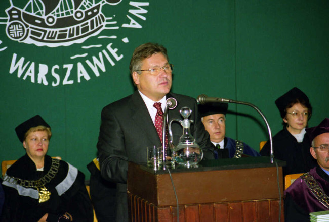 Inauguracja roku akademickiego 1999/2000. Przemawia Aleksander Kwaśniewski – Prezydent Rzeczpospolitej Polskiej