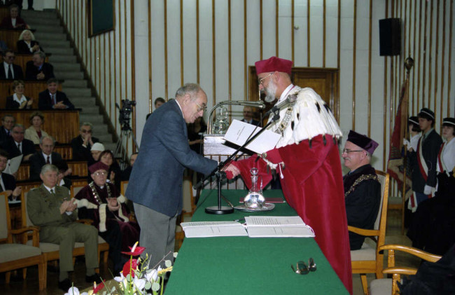 Inauguracja roku akademickiego 1999/2000. List gratulacyjny odbiera prof. Zbigniew Landau