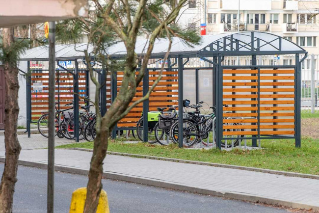 Wiata rowerowa i samoobsługowa stacja naprawy rowerów przy budynku G
