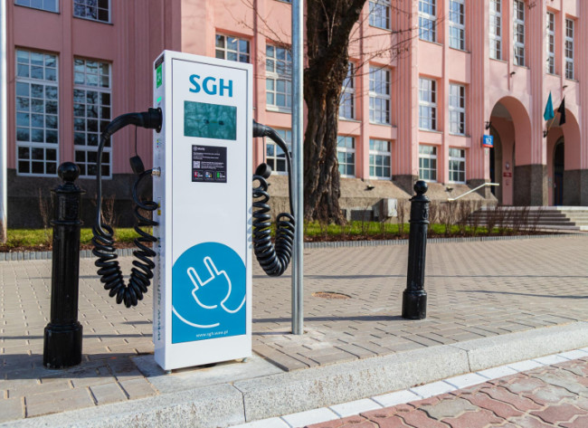 stacja ładowania aut elektrycznych przed budynkiem głównym SGH