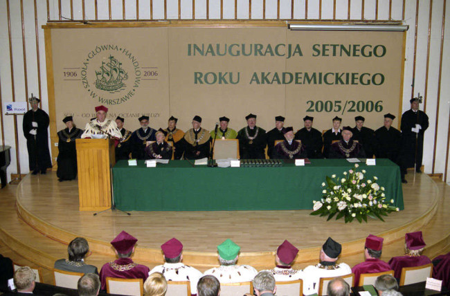 Inauguracja roku akademickiego 2005-2006. Przemawia rektor prof. Adam Budnikowski
