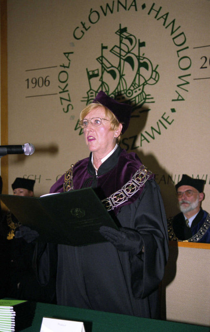 Inauguracja roku akademickiego 2005-2006. Prof. Maria Romanowska prowadzi immatrykulację