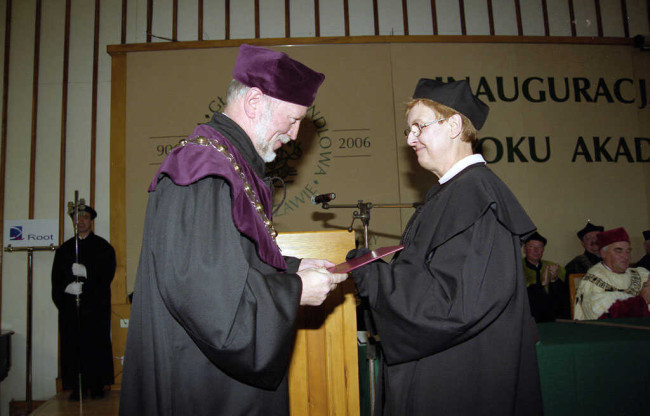 Inauguracja roku akademickiego 2005-2006. Prof. Elżbieta Duliniec odbiera nagrodę Ministra Edukacji Narodowej. Nagrodę wręcza prorektor prof. Joachim Osiński