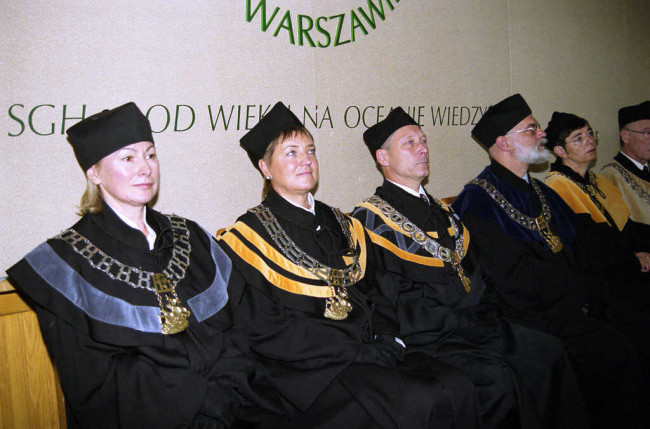 Inauguracja roku akademickiego 2005-2006. Profesorowie: Grażyna Wojtkowska-Łodej – dziekan Studium Podstawowego, Joanna Plebaniak – dziekan Studium Magisterskiego, Marek Bryx – dziekan Studium Zaocznego, Marek Rocki – dziekan Kolegium Analiz Ekonomicznych, Katarzyna Żukrowska – dziekan Kolegium Ekonomiczno-Społecznego