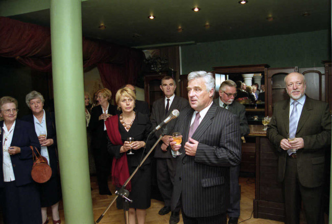 Inauguracja roku akademickiego 2005-2006. Spotkanie w Sali Kolumnowej. Od lewej Izabela Jaruga-Nowacka – wiceprezes Rady Ministrów i minister polityki społecznej, prof. Adam Budnikowski, prof. Joachim Osiński