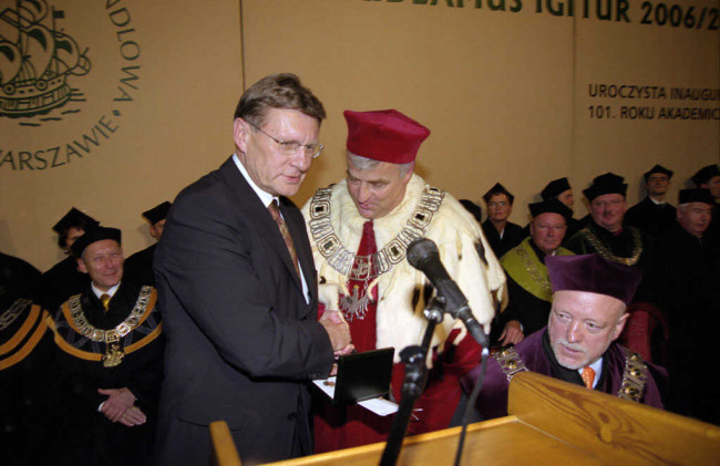 Inauguracja roku akademickiego 2006-2007. Prof. Leszek Balcerowicz – prezes Narodowego Banku Polskiego przekazuje rektorowi monety okolicznościowe wydane z okazji jubileuszu stulecia SGH​