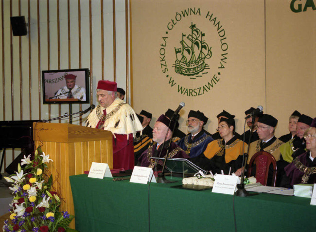 Inauguracja roku akademickiego 2006-2007. Przemawia rektor prof. Adam Budnikowski