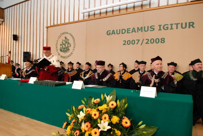 Inauguracja roku akademickiego 2007/2008. Powitanie gości. Na zdjęciu: profesorowie: Maria Romanowska – prorektor, Adam Budnikowski – rektor, Joachim Osiński – prorektor, Piotr Płoszajski – prorektor