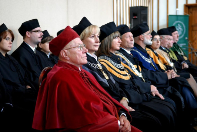 Inauguracja roku akademickiego 2007/2008. Na zdjęciu profesorowie: Zygmunt Bosiakowski – rektor SGPiS w latach 1983-1990, Grażyna Wojtkowska-Łodej – dziekan Studium Licencjackiego, Joanna Plebaniak – dziekan Studiu Magisterskiego, Marek Bryx – dziekan Studium Niestacjonarnego, Marek Rocki – dziekan Kolegium Analiz Ekonomicznych, Katarzyna Żukrowska – dziekan Kolegium Ekonomiczno-Społecznego, Stanisław Wodejko – dziekan Kolegium Gospodarki Światowej