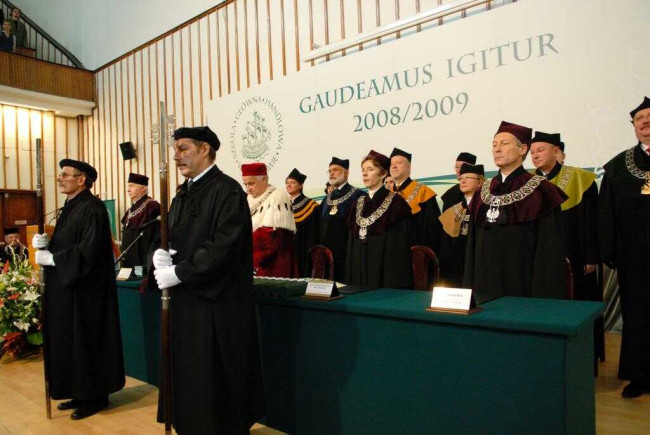 Inauguracja roku akademickiego 2008/2009. Na zdjęciu profesorowie: Marek Bryx – prorektor, Elżbieta Kawecka-Wyrzykowska – prorektor, Adam Budnikowski – rektor, Janusz Stacewicz – prorektor