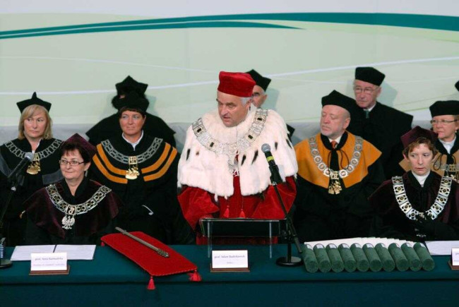 Inauguracja roku akademickiego 2008/2009. Na zdjęciuprofesorowie: Anna Karmańska – prorektor, Adam Budnikowski – rektor, Elżbieta Kawecka-Wyrzykowska – prorektor; w drugim rzędzie od lewej profesorowie: Grażyna Wojtkowska-Łodej – dziekan Studium Licencjackiego, Joanna Plebaniak – dziekan Studium Magisterskiego, Joachim Osiński – dziekan Kolegium Ekonomiczno-Społecznego, Jolanta Mazur – dziekan Kolegium Gospodarki Światowej