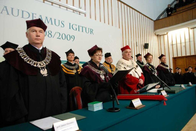 Inauguracja roku akademickiego 2008/2009. Immatrykulację prowadzi prorektor prof. Anna Karmańska