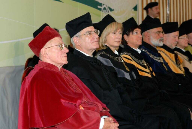 Inauguracja roku akademickiego 2008/2009. Profesorowie: Zygmunt Bosiakowski – rektor SGPiS w latach 1983-1990, prof. Hans-Joachim Paffenholz – doktor honoris causa SGH, Grażyna Wojtkowska-Łodej – dziekan Studium Licencjackiego, Joanna Plebaniak – dziekan Studium Magisterskiego, Marek Rocki – dziekan Kolegium Analiz Ekonomicznych, Joachim Osiński – dziekan Kolegium Ekonomiczno-Społecznego, Jolanta Mazur – dziekan Kolegium Gospodarki Światowej