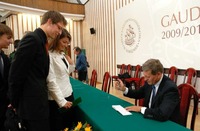 Inauguracja roku akademickiego 2009/2010. Prof. Leszek Balcerowicz podpisuje indeksy immatrykulowanym studentom I roku.