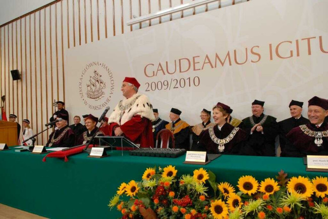 Inauguracja roku akademickiego 2009/2010. Na zdjęciu: Marek Bryx – prorektor, Elżbieta Kawecka-Wyrzykowska – prorektor, Adam Budnikowski – rektor, Anna Karmańska – prorektor, Janusz Stacewicz – prorektor