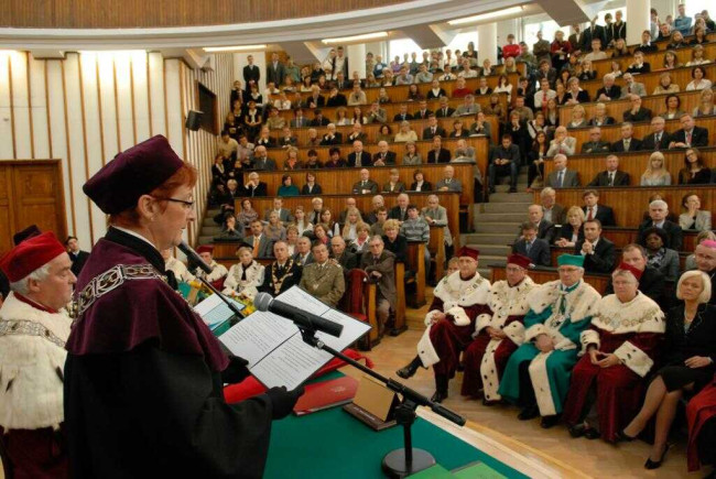 Inauguracja roku akademickiego 2009/2010. Immatrykulację prowadzi prorektor prof. Anna Karmańska