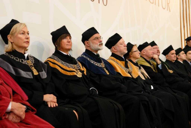 Inauguracja roku akademickiego 2009/2010.  Profesorowie: Grażyna Wojtkowska-Łodej – dziekan Studium Licencjackiego, Joanna Plebaniak – dziekan Studium Magisterskiego, Marek Rocki – dziekan Kolegium Analiz Ekonomicznych, Joachim Osiński – dziekan Kolegium Ekonomiczno-Społecznego, Jolanta Mazur – dziekan Kolegium Gospodarki Światowej, Andrzej Herman – dziekan Kolegium Nauk o Przedsiębiorstwie, Janusz Ostaszewski – dziekan Kolegium Zarządzania i Finansów, Janusz Kaliński – przedstawiciel Kolegium Ekono