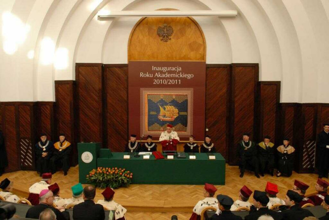 Inauguracja roku akademickiego 2010/2011. Profesorowie: Marek Rocki – dziekan Kolegium Analiz Ekonomicznych, Joachim Osiński – dziekan Kolegium Ekonomiczno-Społecznego, Janusz Stacewicz – prorektor, Anna Karmańska – prorektor, Adam Budnikowski – rektor, Elżbieta Kawecka-Wyrzykowska – prorektor, Marek Bryx – prorektor, Janusz Ostaszewski - dziekan Kolegium Zarządzania i Finansów, Andrzej Herman – dziekan Kolegium Nauk o Przedsiębiorstwie, Jolanta Mazur – dziekan Kolegium Gospodarki Światowej