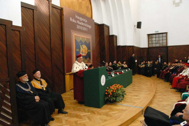 Inauguracja roku akademickiego 2010/2011. Przemawia rektor prof. Adam Budnikowski