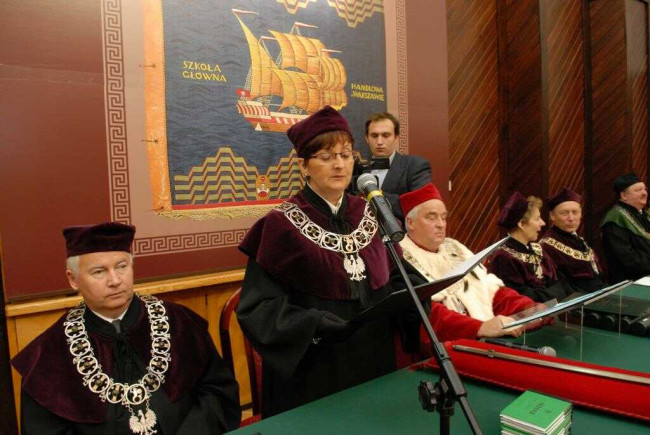 Inauguracja roku akademickiego 2010/2011.​ Immatrykulację prowadzi prorektor prof. Anna Karmańska