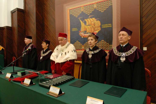 Inauguracja roku akademickiego 2010/2011. Profesorowie: Janusz Stacewicz – prorektor, Anna Karmańska – prorektor, Adam Budnikowski – rektor, Elżbieta Kawecka-Wyrzykowska – prorektor, Marek Bryx – prorektor