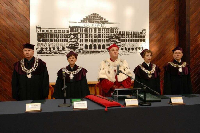 Inauguracja roku akademickiego 2011/2012. Na zdjęciu profesorowie: Janusz Ostaszewski – prorektor, Anna Karmańska – prorektor, Adam Budnikowski – rektor, Elżbieta Kawecka-Wyrzykowska – prorektor, Marek Bryx – prorektor