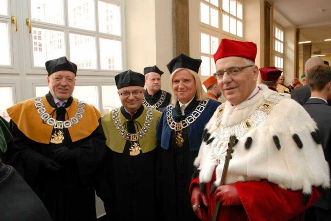 Przed Inauguracją roku akademickiego 2013/2014. Na zdjęciu: rektor prof. Tomasz Szapiro, prof. Joanna Plebaniak – dziekan Kolegium Analiz Ekonomicznych, prof. Roman Sobiecki - dziekan Kolegium Nauk o Przedsiębiorstwie, prof. Joachim Osiński – dziekan Kolegium Ekonomiczno-Społecznego