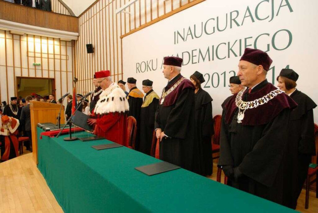 Inauguracja roku akademickiego 2013/2014. Na zdjęciu profesorowie: Marek Bryx – prorektor, Marek Gruszczyński – prorektor, Tomasz Szapiro – rektor​