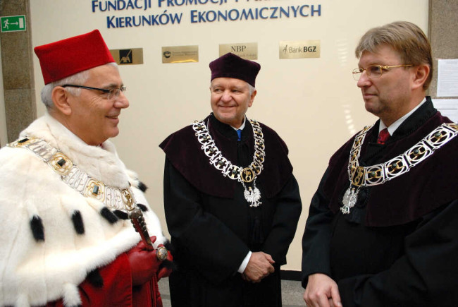 Inauguracja roku akademickiego 2015/2016. Przed inauguracją. Na zdjęciu: rektor prof. Tomasz Szapiro, prof. Marek Gruszczyński – prorektor, prof. Piotr Ostaszewski – prorektor