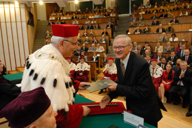 Inauguracja roku akademickiego 2015/2016. List z okazji 50-lecia immatrykulacji odbiera dr Henryk Bąk