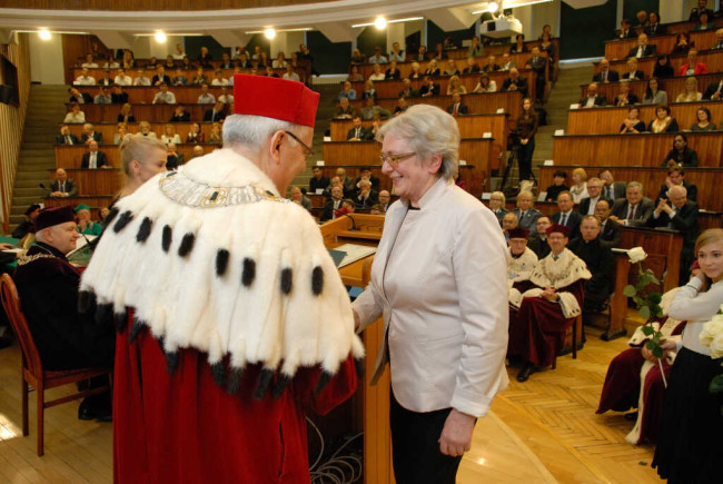 Inauguracja roku akademickiego 2015/2016. List z okazji 50-lecia immatrykulacji odbiera prof. Irena E. Kotowska