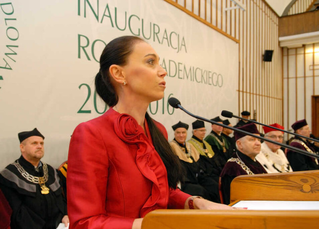 Inauguracja roku akademickiego 2015/2016. Przemawia dr Dorota Podedworna-Tarnowska, podsekretarz stanu w Ministerstwie Finansów