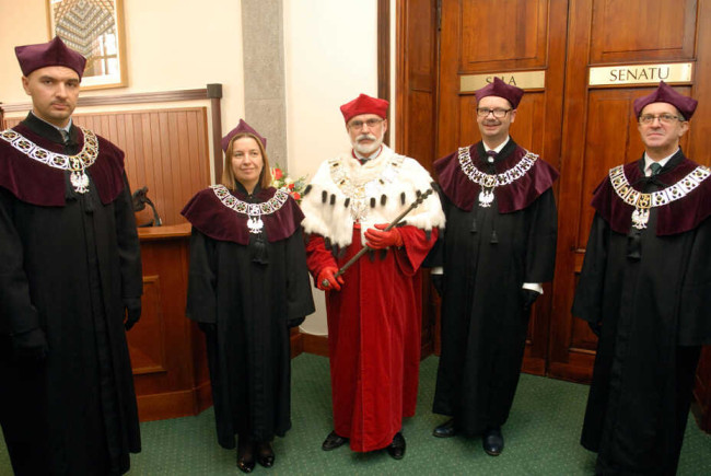 Inauguracja roku akademickiego 2016/2017. Władze Uczelni. Na zdjęciu: prof. Krzysztof Kozłowski – prorektor ds. dydaktyki i studentów, prof. Hanna Godlewska-Majkowska – prorektor ds. współpracy z otoczeniem JM rektor prof. Marek Rocki, prof. Piotr Wachowiak – prorektor ds. nauki i zarządzania, prof. Jacek Prokop – prorektor ds. współpracy z zagranicą