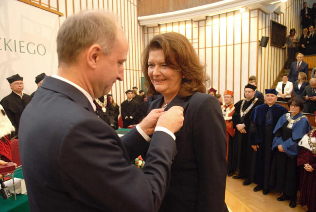 Dr Hanna Sokół odbiera Srebrny Krzyż Zasługi