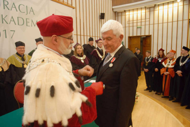 Prof. Andrzej Fierla odbiera Medal Komisji Narodowej