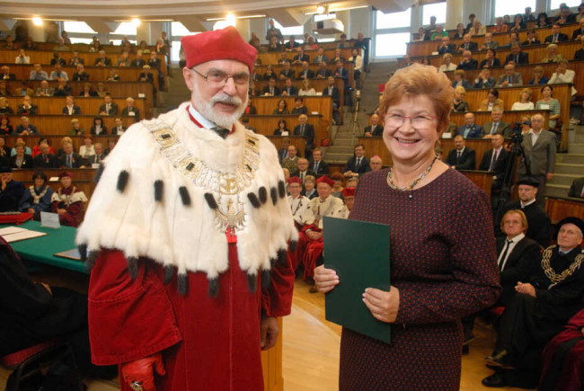 Prof. Elżbieta Adamowicz odbiera list gratulacyjny z okazji 50-lecia immatrykulacji