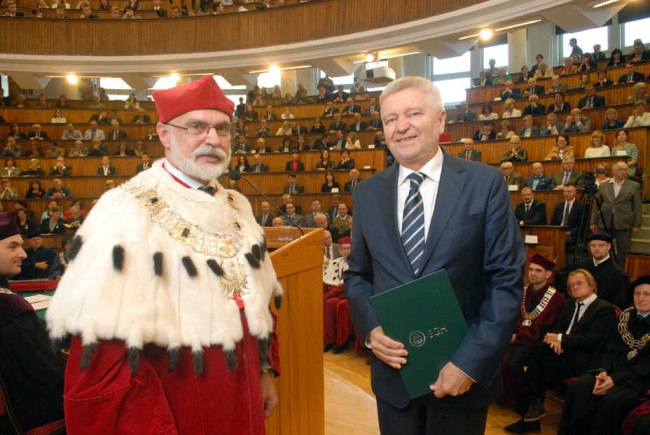 Prof. Marek Gruszczyński odbiera list gratulacyjny z okazji 50-lecia immatrykulacji