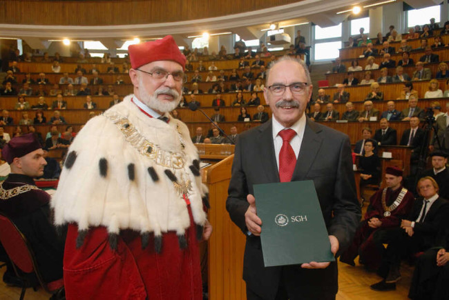 Prof. Stanisław Kasiewicz odbiera list gratulacyjny z okazji 50-lecia immatrykulacji