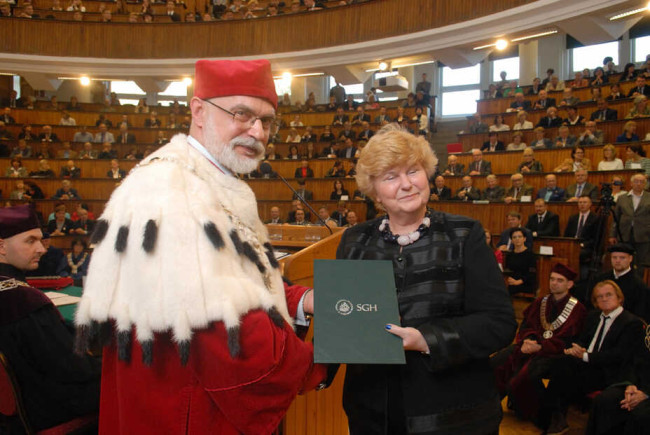 Pani Krystyna Lewkowicz odbiera list gratulacyjny z okazji 50-lecia immatrykulacji