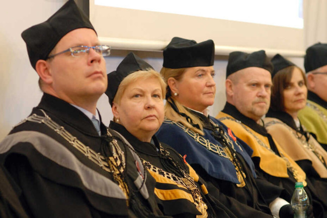 Inauguracja roku akademickiego 2015/2016. Na zdjęciu: prof. Bartosz Witkowski – dziekan Studium Licencjackiego, prof. Marta Juchnowicz – dziekan Studium Magisterskiego, prof. Joanna Plebaniak – dziekan Kolegium Analiz Ekonomicznych, prof. Wojciech Morawski – dziekan Kolegium Ekonomiczno-Społecznego, prof. Marzenna Weresa – dziekan Kolegium Gospodarki Światowej