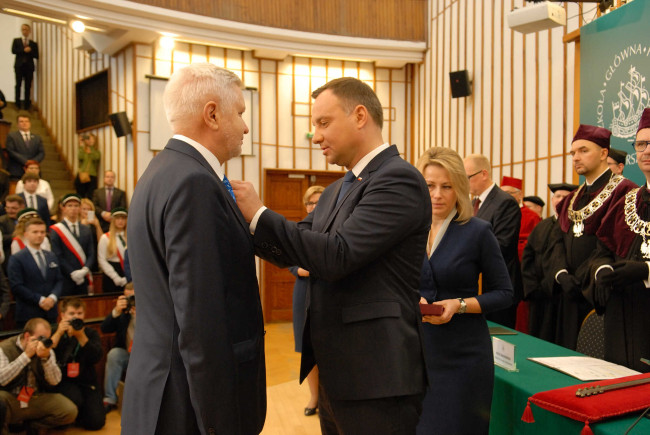 Inauguracja roku akademickiego 2017/2018. Prezydent RP Andrzej Duda odznacza prof. Marka Gruszczyńskiego Krzyżem Oficerskim Orderu Odrodzenia Polski 