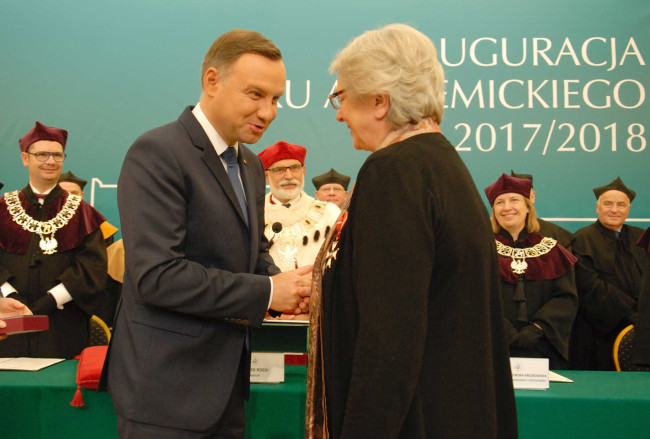 Inauguracja roku akademickiego 2017/2018. Prezydent RP Andrzej Duda odznacza prof. Irenę E. Kotowską Krzyżem Oficerskim Orderu Odrodzenia Polski 