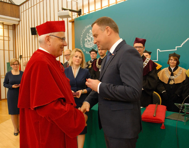 Inauguracja roku akademickiego 2017/2018. Prezydent RP Andrzej Duda odznacza prof. Tomasza Szapiro Krzyżem Oficerskim Orderu Odrodzenia Polski 